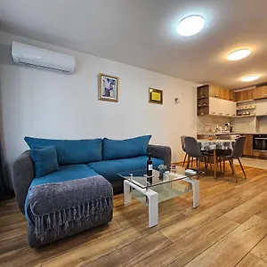 Brand New With Free Parking Near Center Apartment